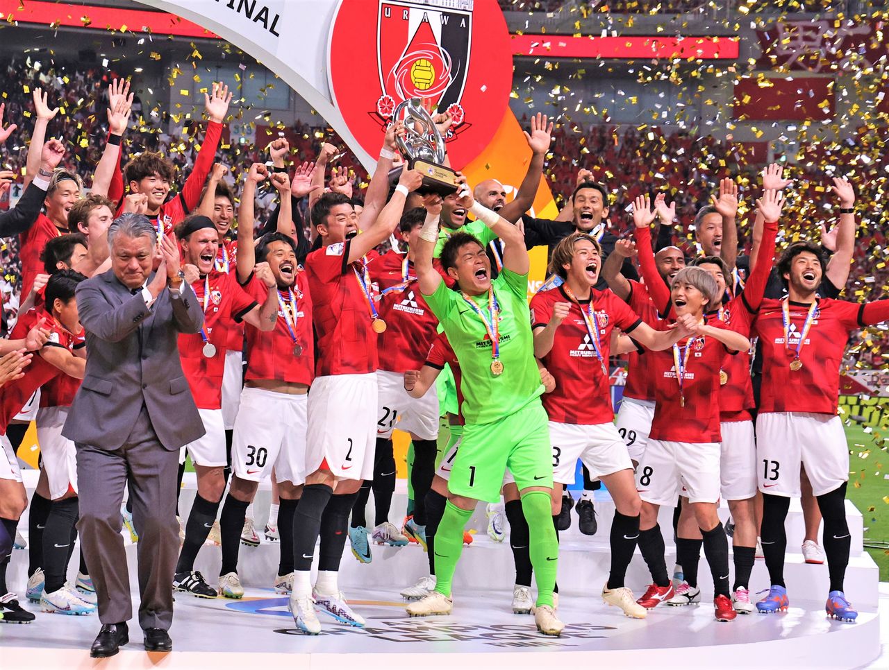 Los jugadores del Urawa Red Diamonds celebran su tercer título de la ACL tras derrotar al Al-Hilal de Arabia Saudí. Los dos trofeos anteriores los ganaron en 2007 y 2017. Fotografía tomada el 6 de mayo de 2023 en el Saitama Stadium. (Jiji Press)