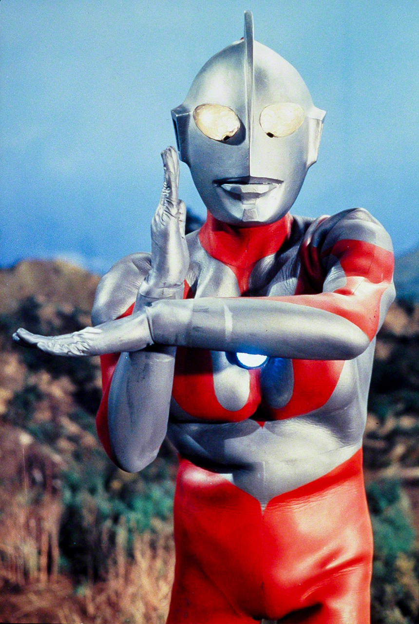 Ultraman en posición de lanzar sus mortíferos rayos de specium. La serie titulada precisamente Ultraman fue la más exitosa de todas. © TSUBURAYA PROD.