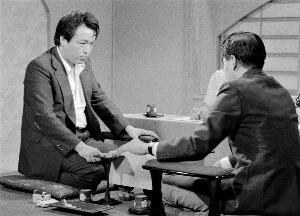 Koike Jūmei (izquierda), un maestro duelista, se pasó al shōgi amateur y ganó el título de Meijin en 1980. Ganó muchas partidas contra grandes jugadores, lo que le valió el apodo de “asesino de profesionales”. 9 de septiembre de 1980, distrito de Shibuya, Tokio.
