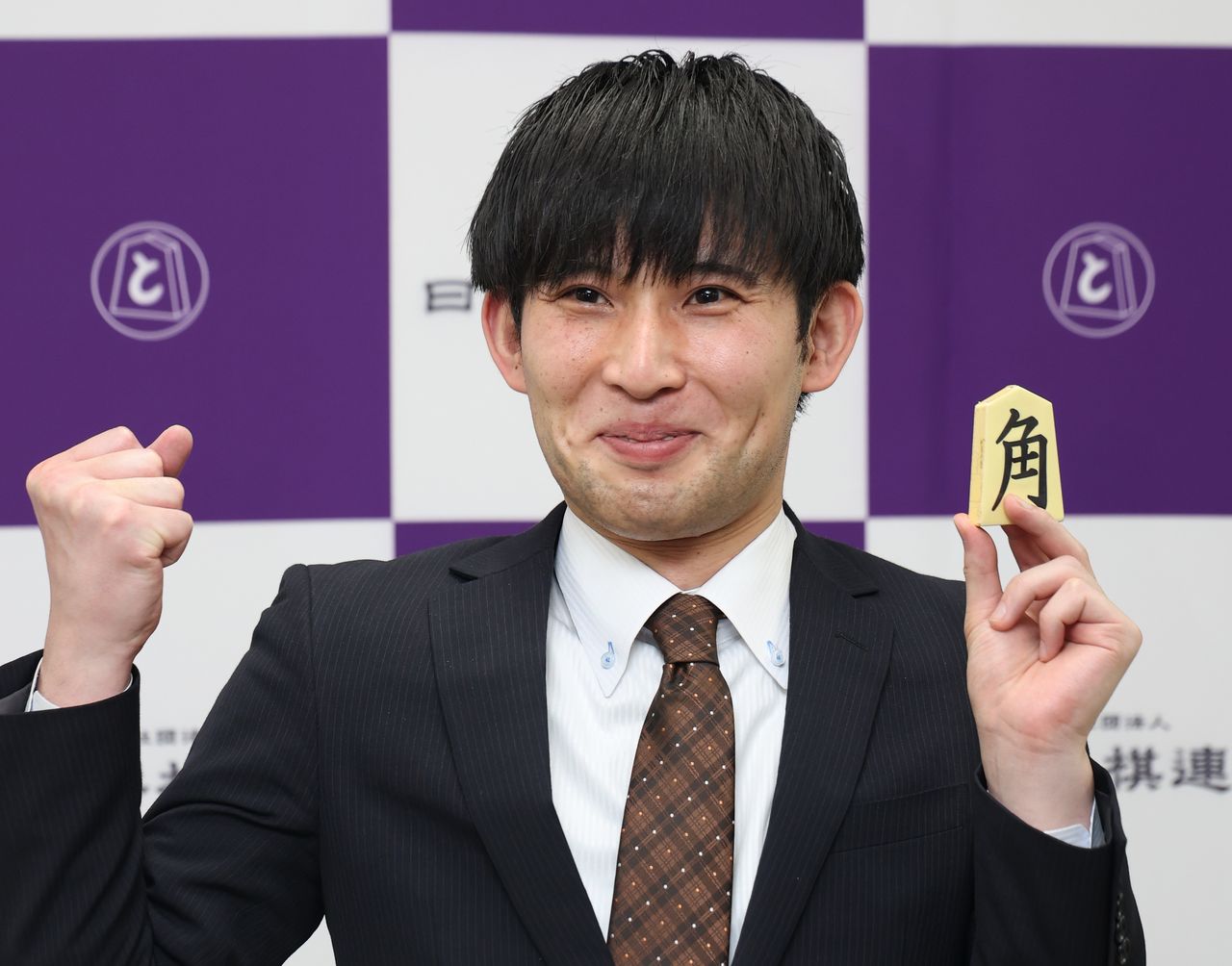 En 2008, Koyama Reo suspendió el examen del Shōrei-kai, se convirtió en aficionado y más tarde aprobó el examen de transferencia al nivel profesional. A los 29 años, este cuarto dan se convirtió en jugador profesional de shōgi. (Kansai Shōgi Kaikan, Osaka, 13 de febrero de 2023, Jiji Press)