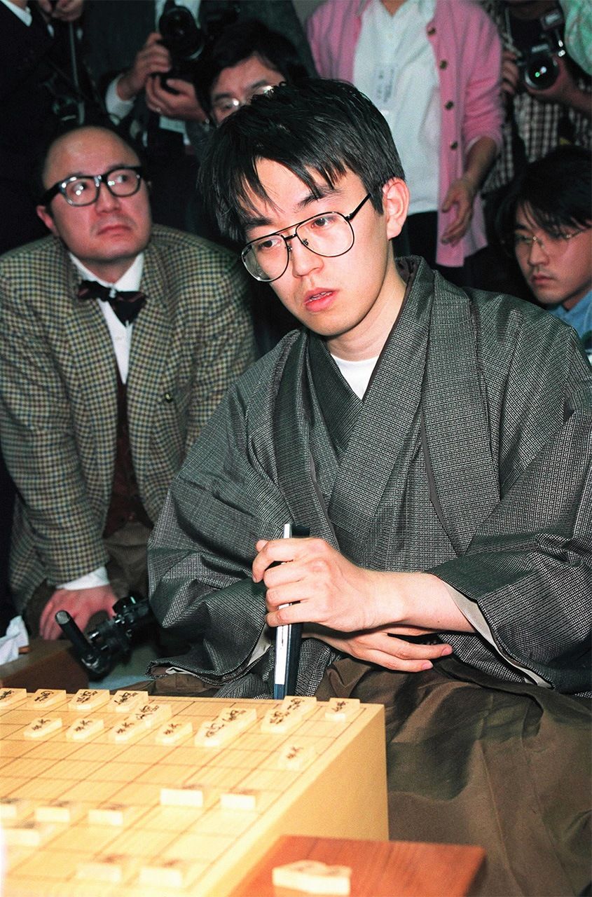 En 1996, Habu Yoshiharu (actualmente noveno dan) ganó el 45.º Torneo Ōshō y arrasó con los siete títulos de shōgi de la época. (14 de febrero de 1996, Toyoura, prefectura de Yamaguchi. Jiji Press)
