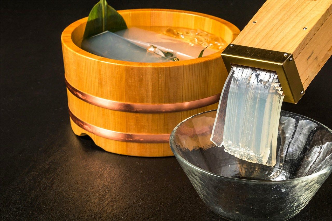 Tentsuki, el utensilio de cocina que sirve para hacer los fideos finos de gelatina agar-agar tokoroten. (PIXTA)