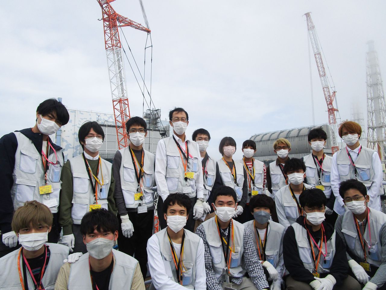 Estudiantes visitando Fukushima Dai-ichi durante la escuela de verano. (Fotografía cortesía Escuela Tecnológica Superior de Fukushima)