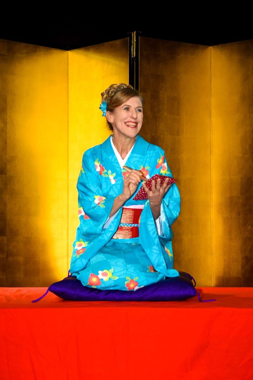 Diane Kichijitsu durante una actuación de rakugo.