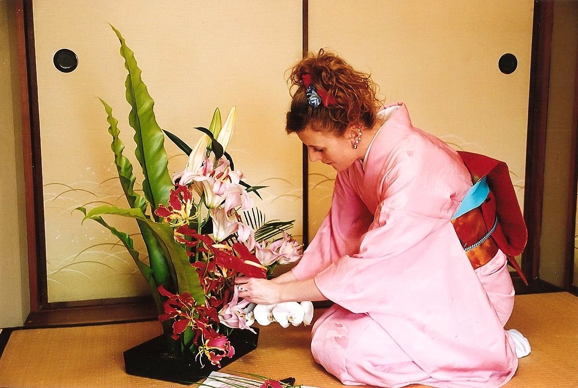 Practicando el ikebana, una de sus disciplinas de interés.