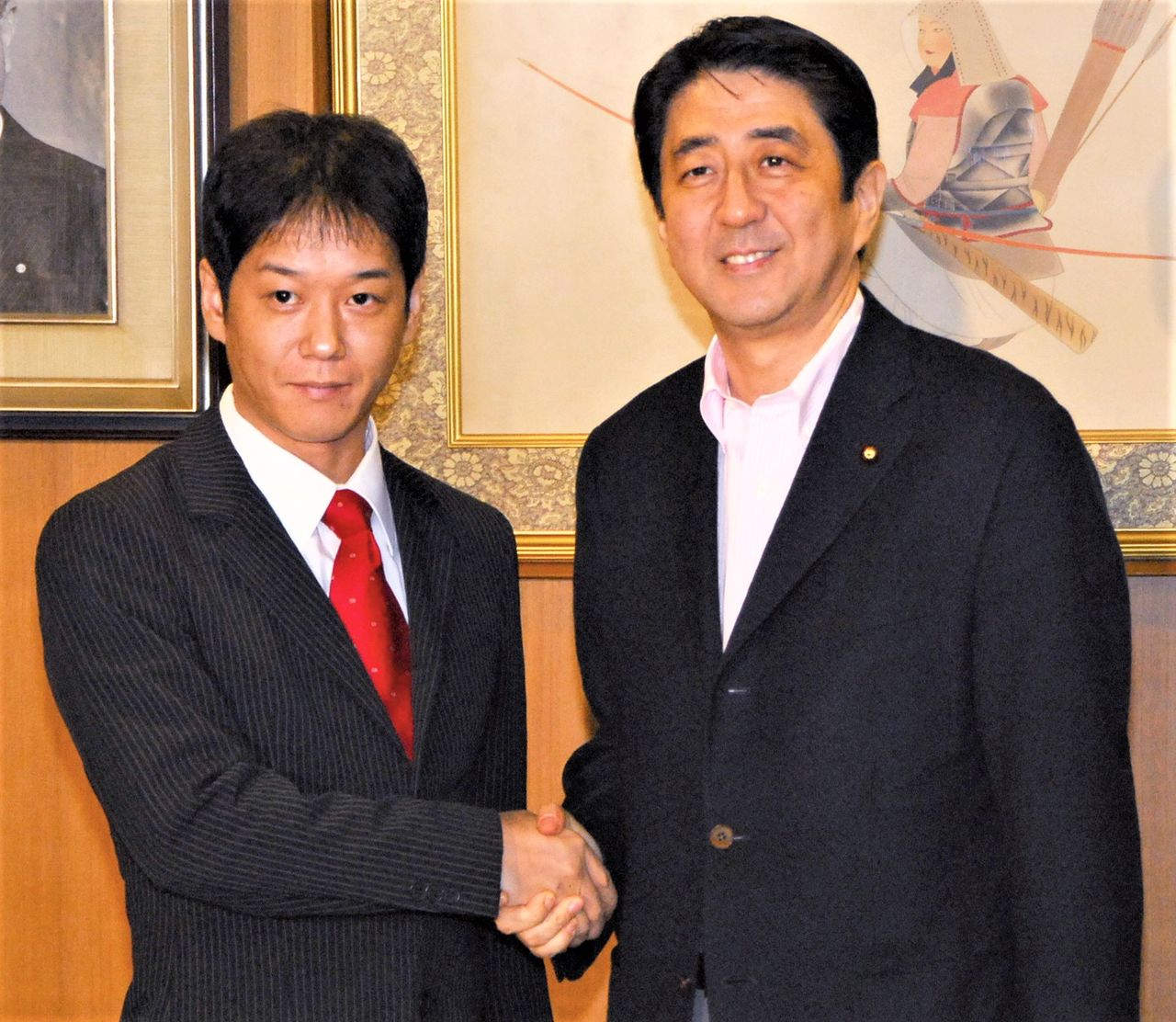 Yoshiie Hiroyuki (izquierda), apodado “El profesor yankee” por los medios de comunicación, pasó de ser un “chico malo” a profesor de instituto en su alma mater, y luego a miembro del comité de educación de la ciudad de Yokohama y profesor universitario. En las elecciones a la Cámara de Consejeros de 2007, se postuló para el Partido Liberal Democrático a pedido del primer ministro Abe Shinzō (derecha) y fue elegido. Más tarde fue miembro de la Cámara de Representantes y viceministro parlamentario de Educación, Cultura, Deporte, Ciencia y Tecnología. (Jiji Press)
