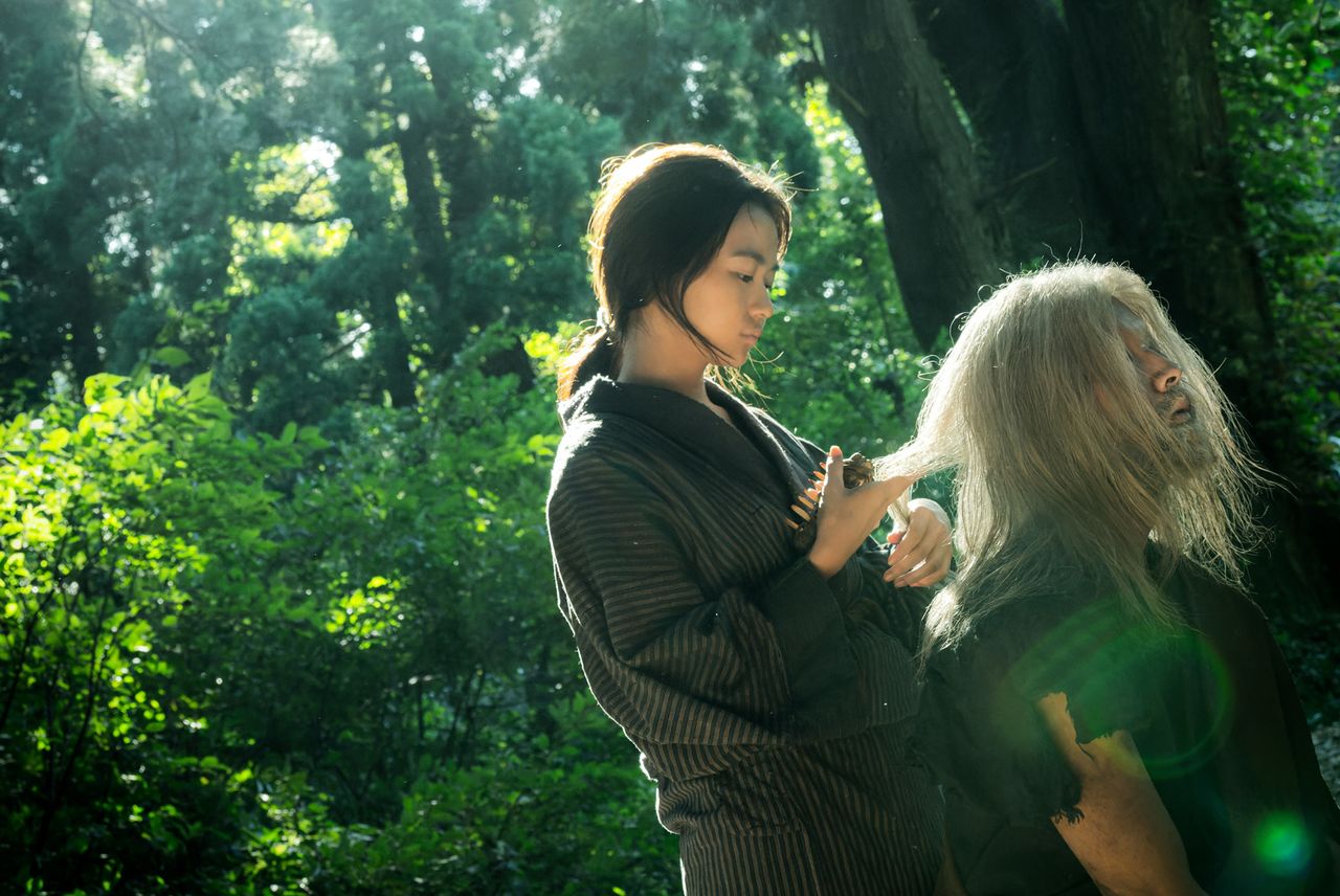 Rin se encuentra en el corazón de la montaña con el legendario Yamaotoko. © Comité de producción de Yamaonna