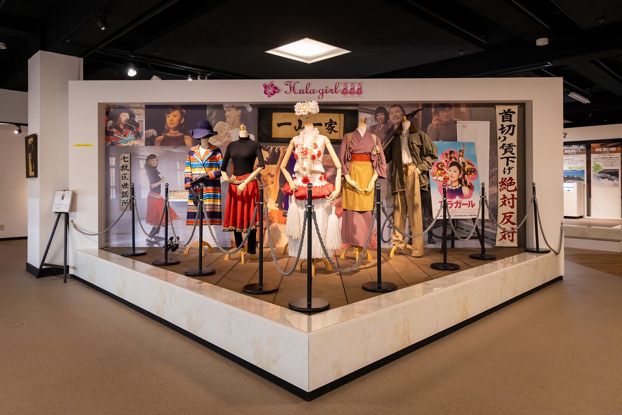 Los trajes y decorados de la película Hula Girls están expuestos en el Museo del Hula, que presenta la historia de Hawaiians.