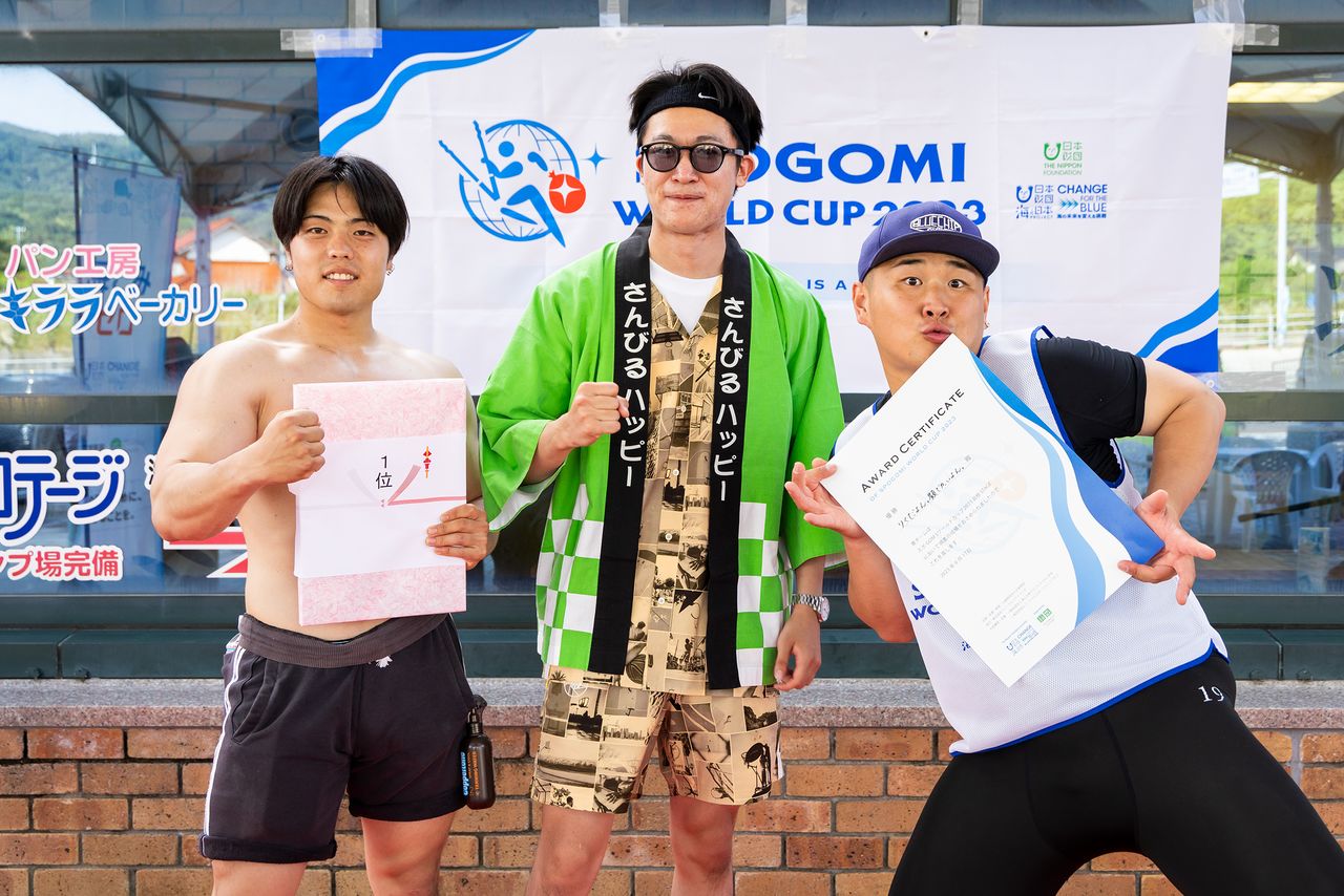 El equipo Rikuda yon! Kao dekai yon!, vencedor de la eliminatoria prefectural de Shimane. Los tres amigos obtuvieron 4.936,2 puntos, gracias en buena medida a la gran cantidad de colillas que recolectaron.