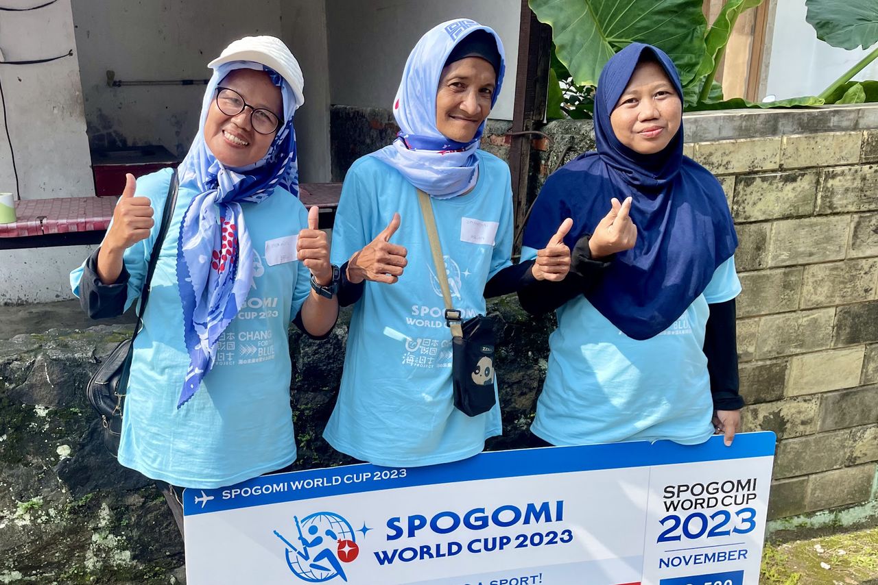 El equipo vencedor en la eliminatoria indonesia estaba formado por tres mujeres empleadas en el “banco de basura” de Yakarta-Sur. En la competición celebrada en este país se recogieron 132,6 kilogramos de basura. (Cortesía de la Oficina de Administración de la Copa Mundial de Spogomi)