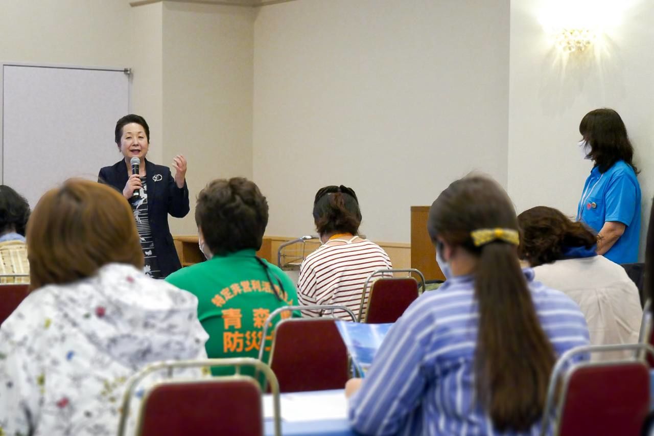Abe Noriko habla ante las participantes sobre su experiencia en el desastre del 11 de marzo de 2011. (Fotografía de la autora)