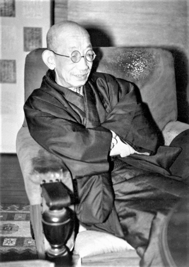 El profesor Minobe Tatsukichi charla sobre temas constitucionales en su casa el día 23 de enero de 1946, poco después del fin de la Segunda Guerra Mundial. (Kyōdō Press)