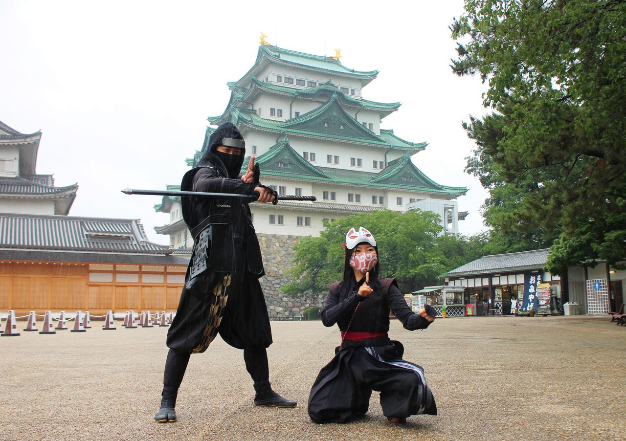 Miembros del Escuadrón de Ninjas de Tokugawa Ieyasu y Hattori Hanzō, cuyas actividades se centran en el castillo de Nagoya (distrito de Naka, Nagoya). La cultura ninja sigue viva en muchas partes del Japón moderno. (Jiji Press)