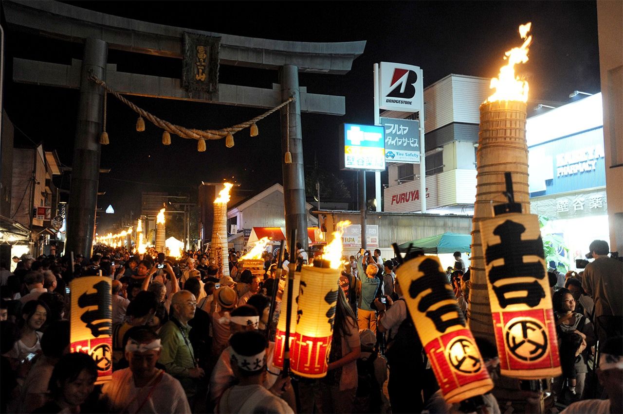 El Festival del Fuego de Yoshida en su edición de 2013. (Jiji Press)