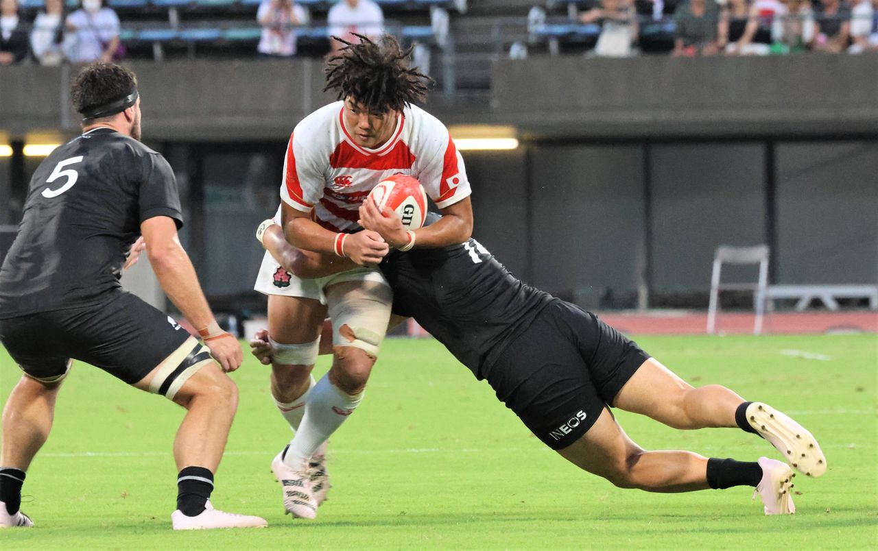 Después de graduarse en el reputado instituto de bachillerato Higashi Fukuoka, Fukui Shōta acaparó la atención del mundo del rugby al firmar un contrato profesional sin pasar por la universidad. Fotografía: Ōtomo Nobuhiko.
