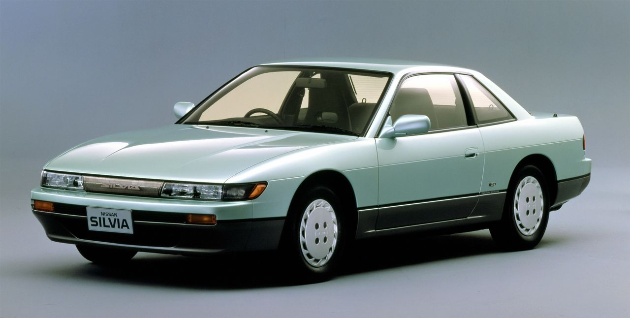 Nissan Silvia, lanzado en mayo de 1988. Su forma elegante lo hizo popular como “auto ideal para citas”, y como vehículo asequible de tracción trasera. También fue popular entre los jóvenes entusiastas de la velocidad. (©NISSAN)