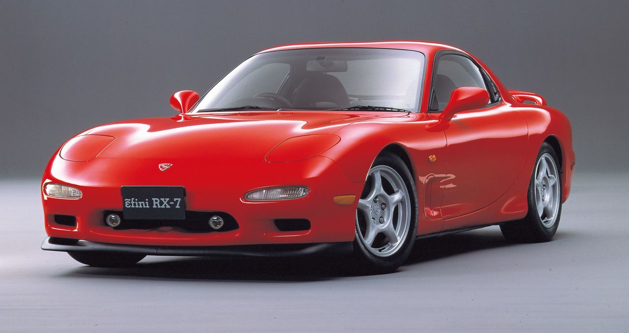 Mazda RX-7, lanzado en octubre de 1991, equipado con su propio motor rotativo y vendido inicialmente bajo la marca Anfini. (©MAZDA)