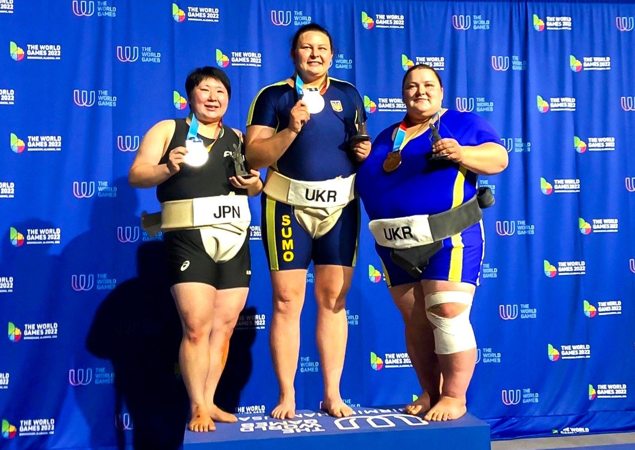 Kon se llevó la medalla de plata en la categoría de peso abierto femenino en los Juegos Mundiales de 2022. En la imagen, compartiendo podio con dos potentes luchadoras ucranianas. (Fotografía cortesía de Kon Hiyori).