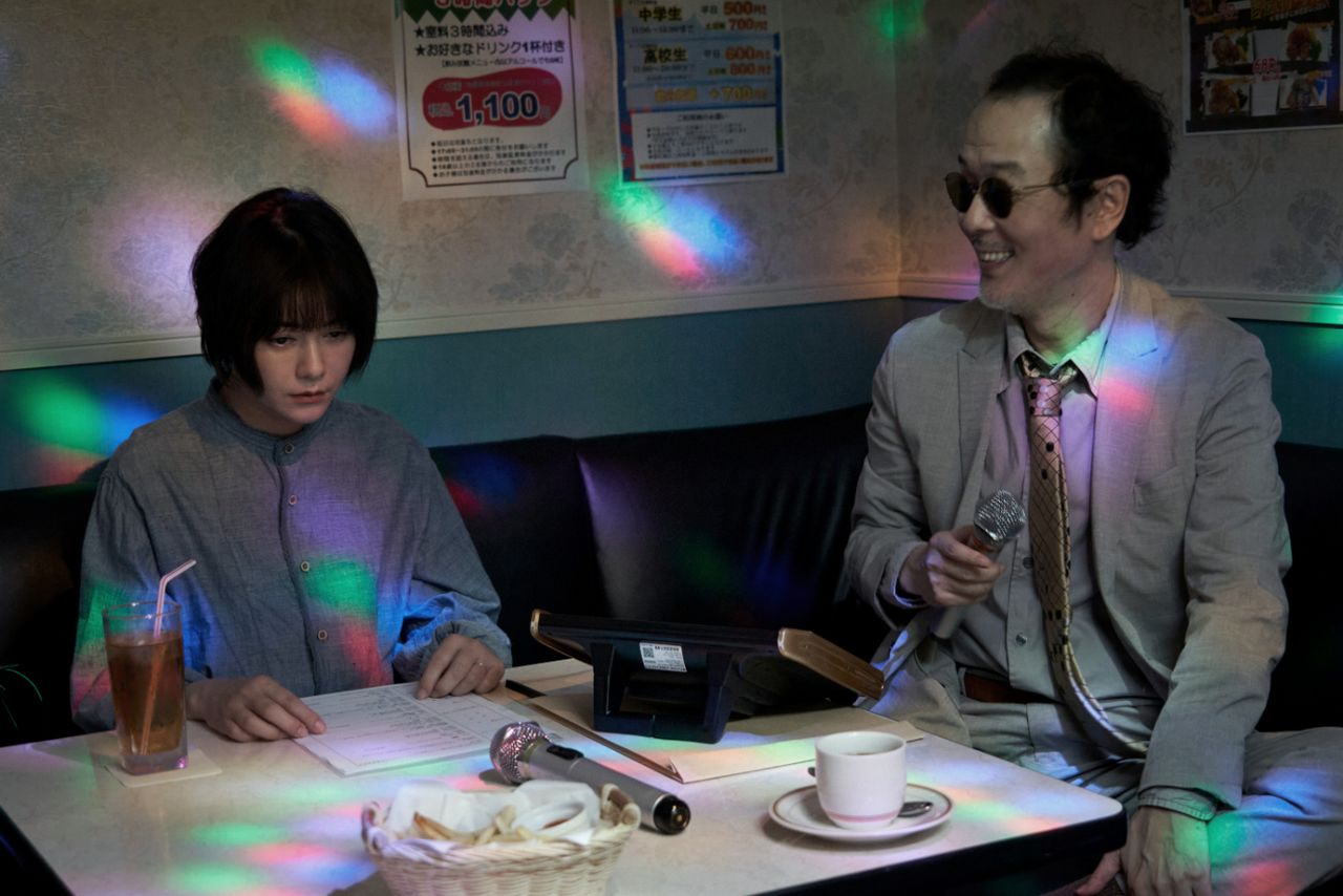 El detective que Kanno le presenta a Kanae, Yamazaki (Lily Franky), es una persona bastante sospechosa. ©Toyoda Tetsuya /Kōdansha ©2023 Comité de producción de Andā karento
