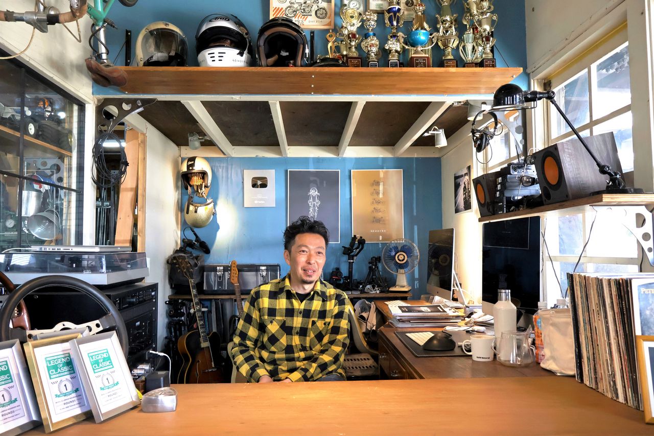 ناكاجيما، في مكتبه بشركة 46Works، محاط بزخارف اهتماماته العديدة.  (© فوتشي تاكايوكي)