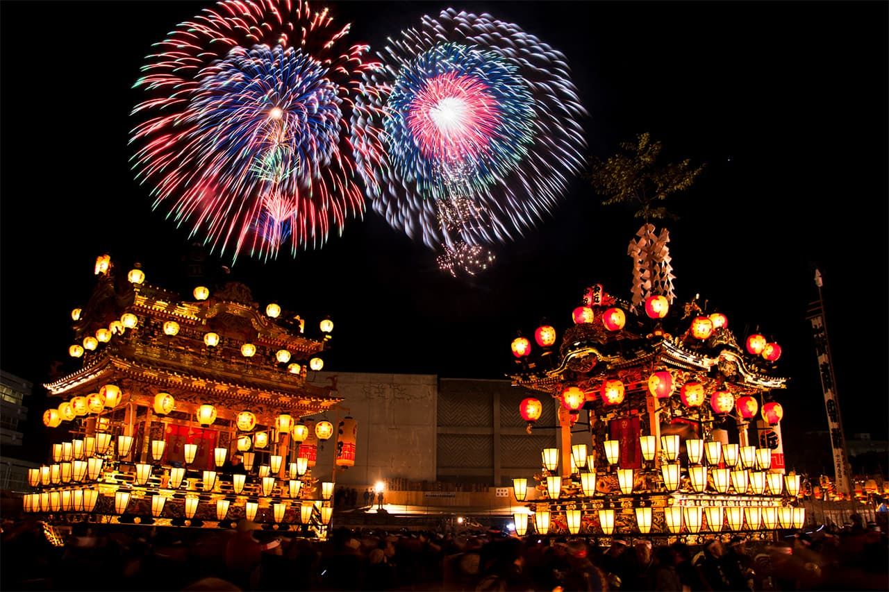 Carrozas dashi y fuegos artificiales del Festival Nocturno de Chichibu. (PIXTA)