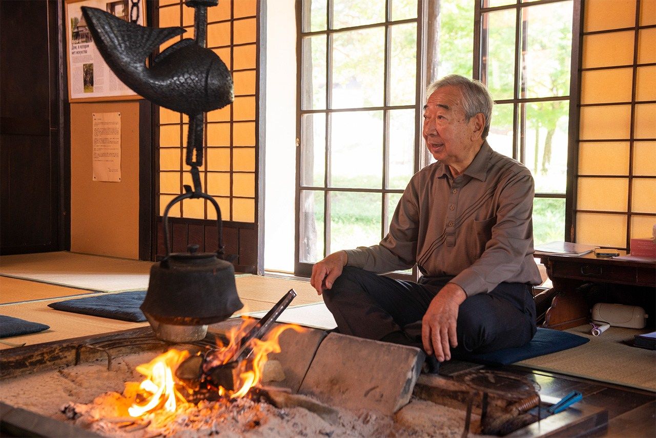 Fujimori Mitsuyoshi cuenta historias de Ozu en Mugeisō a todo aquel que se acerca al lugar.
