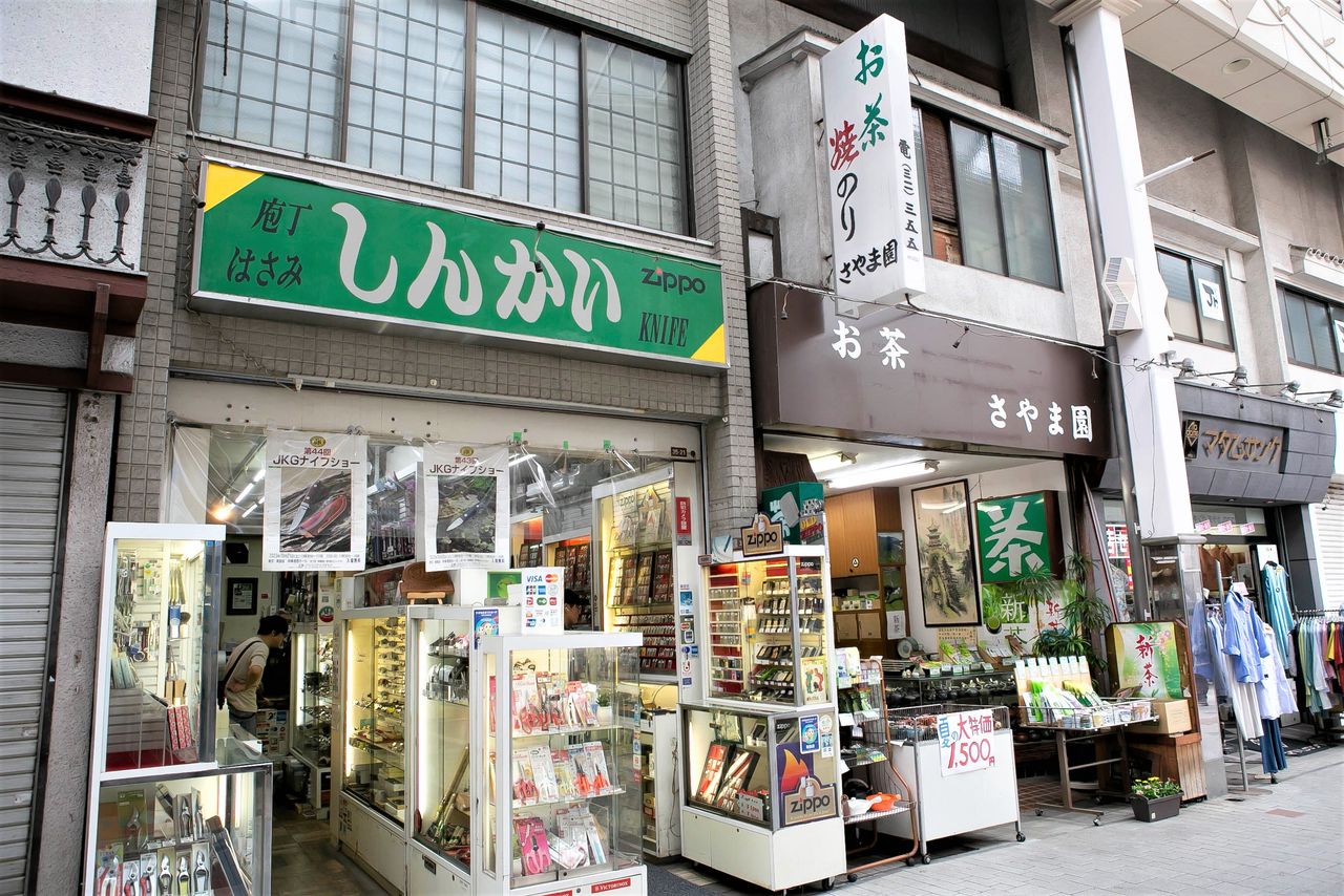 Las tiendas que flanquean el Asagaya Pearl Center tienen un marcado ambiente de la época Shōwa. (Fotografía de Fukusako Ayako).