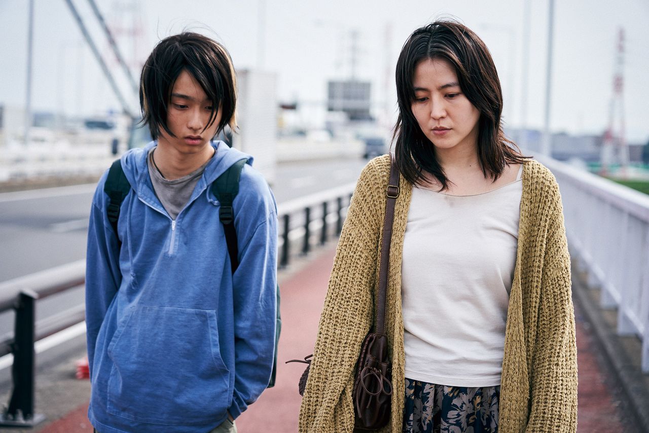 MOTHER es el debut cinematográfico de Okudaira Daiken (izquierda), quien comparte pantalla con Nagasawa Masami (derecha) ©2020 Comité de producción de MOTHER
