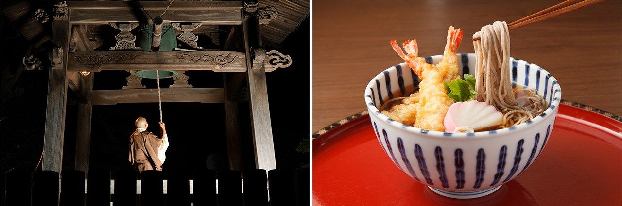 A la derecha, un cuenco de toshikoshi-soba con tempura de gambas; a la izquierda, un monje toca la campana de un templo en Nochevieja. (PIXTA)
