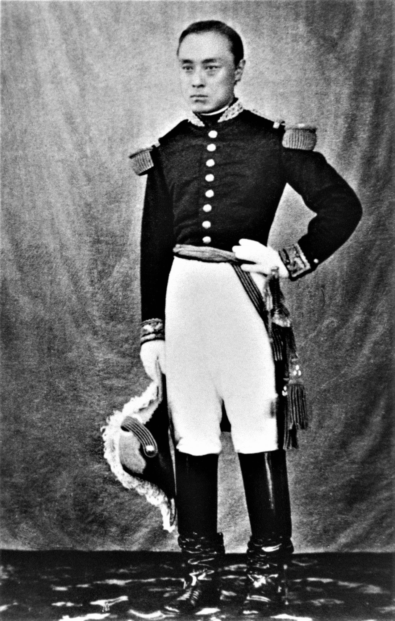 Yoshinobu con el uniforme militar que le regaló Napoleón III de Francia. (Cortesía del Archivo y Museo Prefectural de Ibaraki; © Jiji Press)
