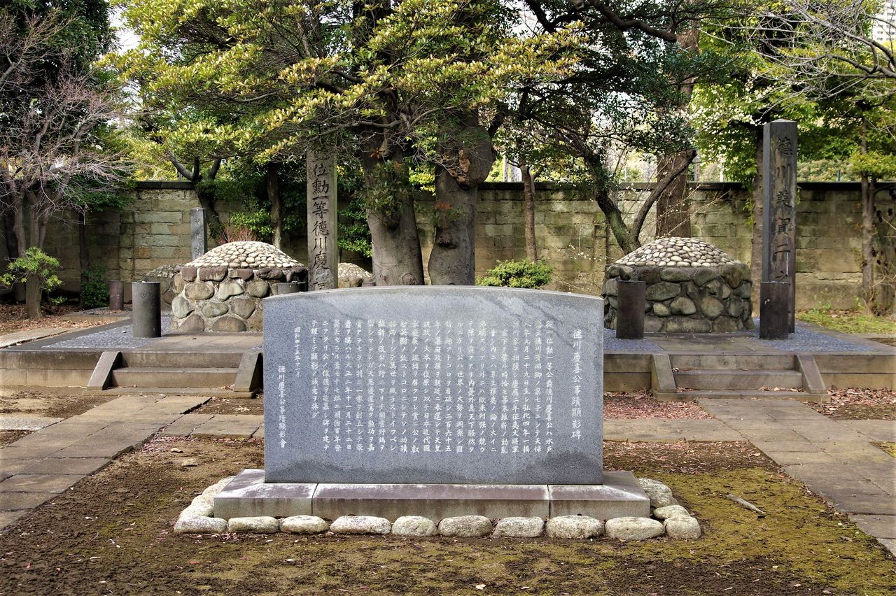 La tumba de Tokugawa Yoshinobu y su esposa Mikako en el cementerio de Yanaka, en el distrito de Taitō, Tokio. La tumba, siguiendo sus deseos, tiene el estilo de un túmulo funerario sintoista. (© Pixta)