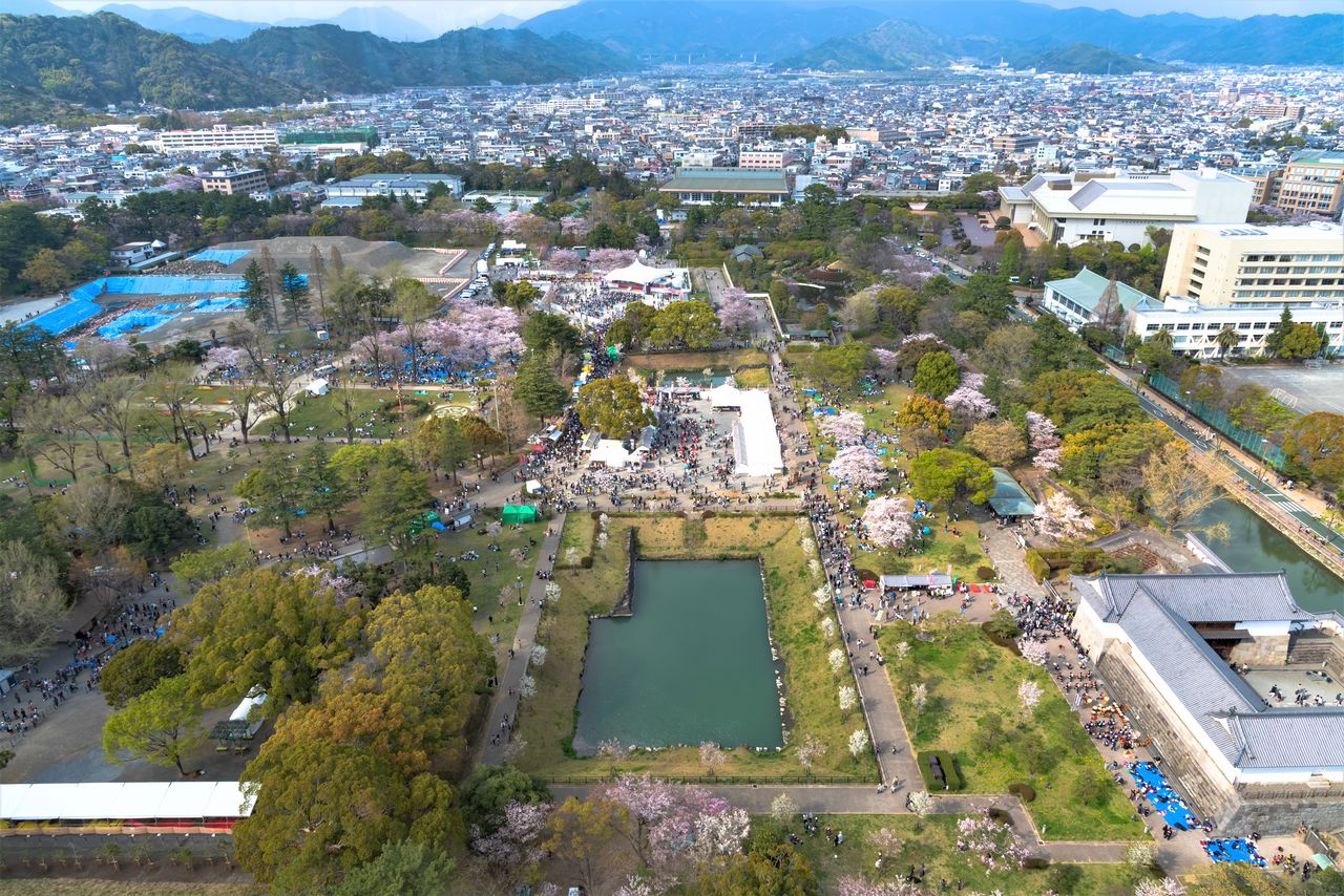 Las ruinas del castillo de Sunpu, donde Iesato vivió como gobernador, forman ahora parte del Parque del Castillo de Sunpu, en Shizuoka. (© Pixta)