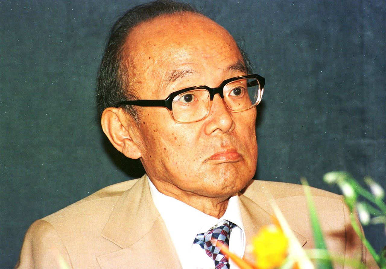 El escritor en fotografía tomada en septiembre 1994. (Jiji Press)