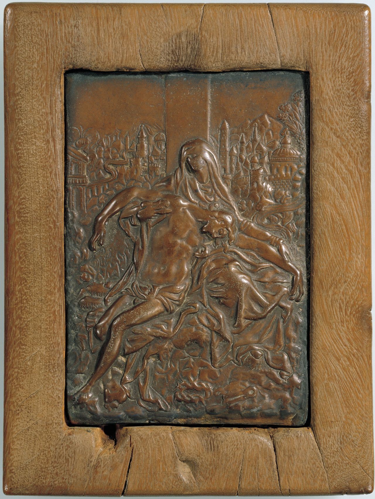 El fumie de bronce enmarcado en madera con una Piedad que inspiró a Endō su novela Chinmoku (Silencio). Declarado bien de importancia cultural, forma parte de la colección del Museo Nacional del Tokio. (Fuente: ColBase)
