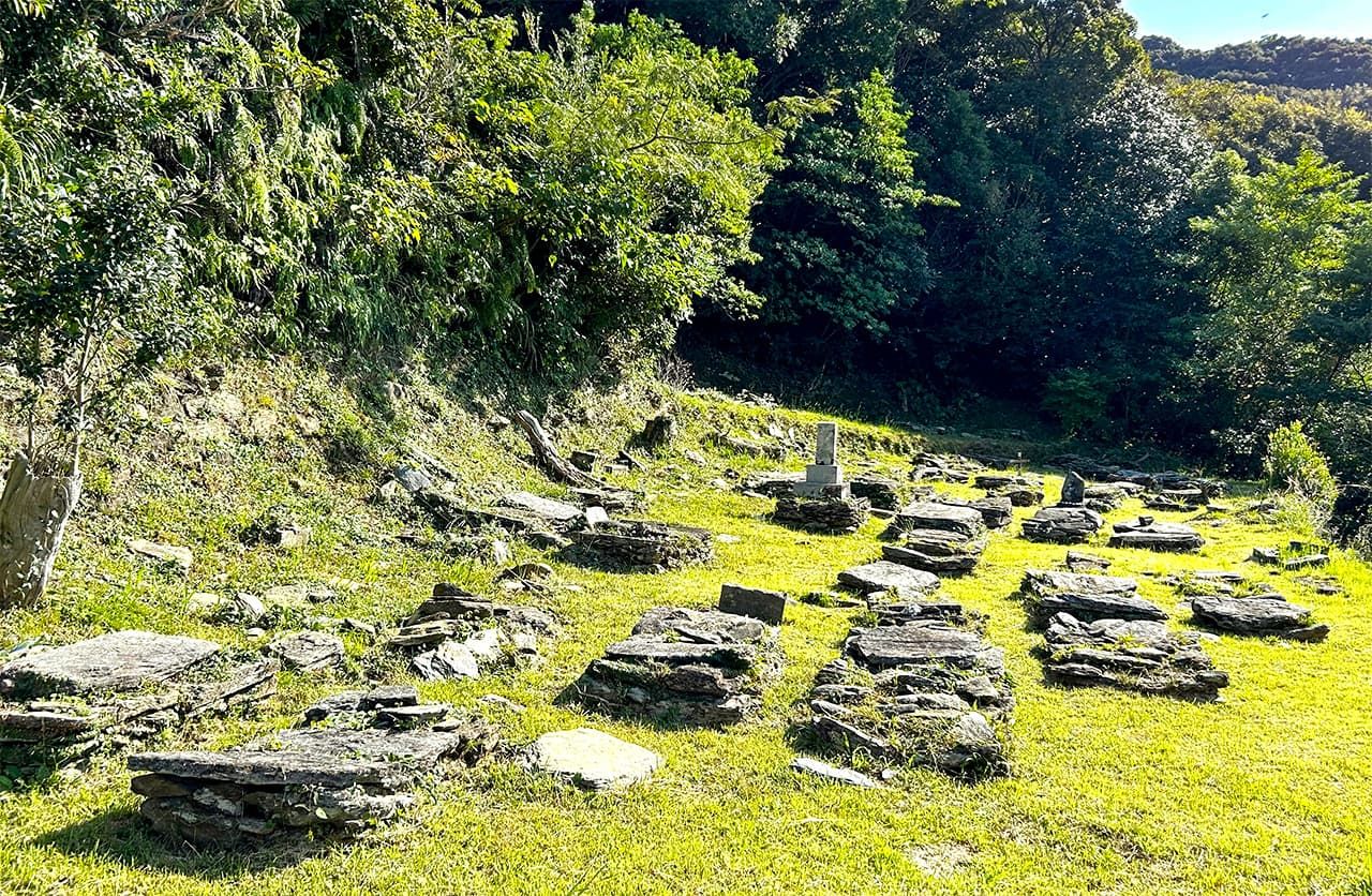 En las terrazas superiores del cementerio quedan todavía algunas de las tumbas más antiguas y típicas de la comarca, caracterizadas por el uso de losas superpuestas. (Fotografía: Amano Hisaki)
