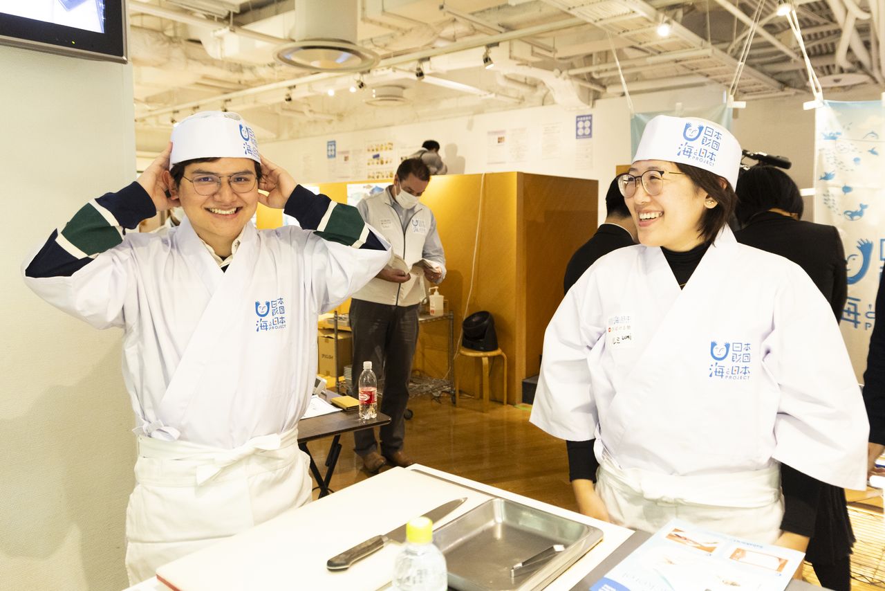 Vestidos para el éxito: dos participantes muestran sus uniformes, idénticos a los que llevan los cocineros profesionales de sushi.