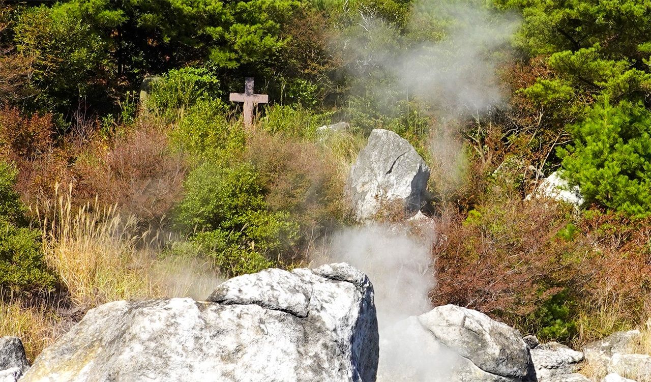 En una elevación sobre el área de fumarolas hay una lápida en recuerdo de los cristianos martirizados. El texto de la lápida es obra del periodista, historiador y crítico Tokutomi Sohō. La cruz fue instalada por el Obispado de Nagasaki. (Fotografía: Amano Hisaki)