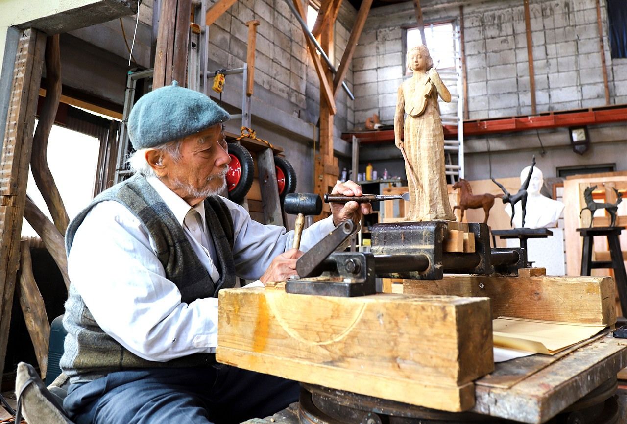 El escultor Oyamatsu Eiji cumplirá 90 años en 2024. Tras terminar su gran estatua de María Kannon, continúa a buen ritmo su labor escultórica completando una talla cada mes o dos meses. (Fotografía: Amano Hisaki)  