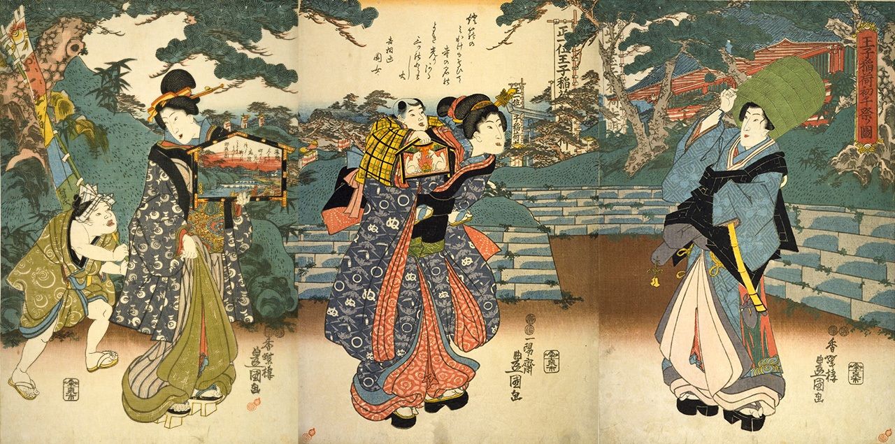 Varias madres se dirigen con sus hijos al santuario Ōji Inari en Celebraciones del hatsuuma en el santuario Ōji Inari, propiedad de la Biblioteca Nacional de la Dieta. La mujer del centro y la de la izquierda portan sendas tablillas ema. Además, al lado de esta última aparece un muchacho que lleva una banderola.