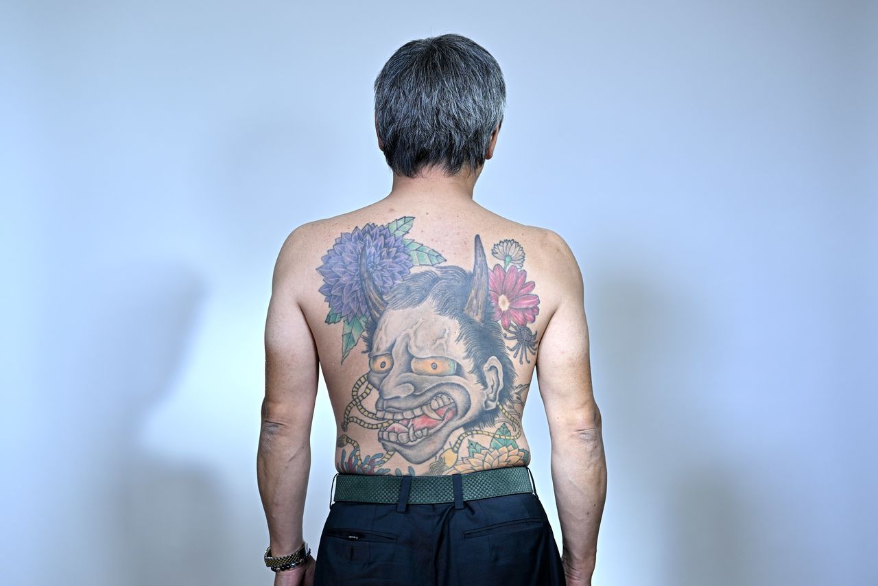 El tatuaje de Kōmura es de un demonio hannya. 