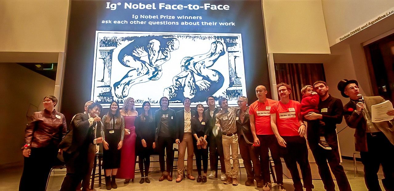 El profesor Miyashita participó en la ceremonia de entrega de los premios Ig Nobel que se celebró en el Museo MIT de Estados Unidos en noviembre de 2023. “Temía que los demás galardonados fueran una panda de excéntricos repelentes, pero me quedé impresionado de conocer a un grupo de científicos serios con grandes dotes comunicativas”, confiesa Miyashita.