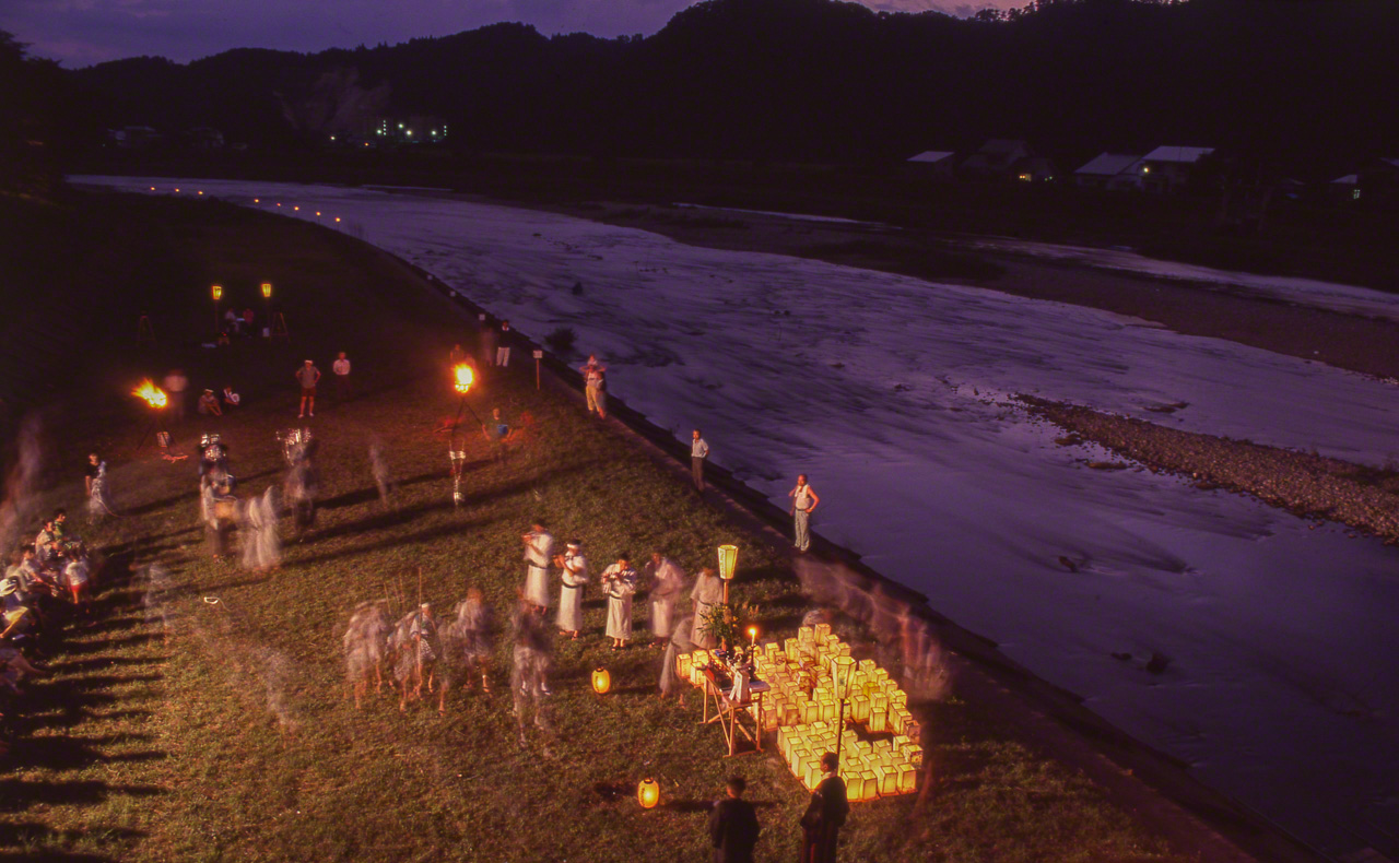 Ceremonia de soltar farolillos flotantes en el río Hinokinai a su paso por Kakunodate, en la prefectura de Akita. Los farolillos iluminan la oscuridad para que las almas de los antepasados bajen por el río, crucen el mar y regresen al más allá.