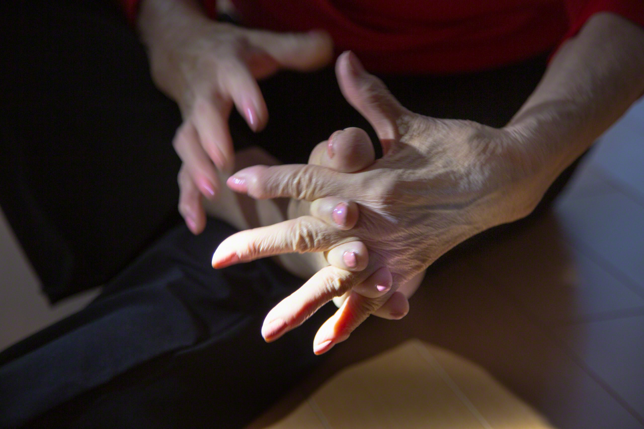 Entrelazando los dedos de la mano izquierda con los del pie derecho. La clave es meter bien profundamente los dedos de la mano hasta que toquen la base de la unión de los dedos de los pies.