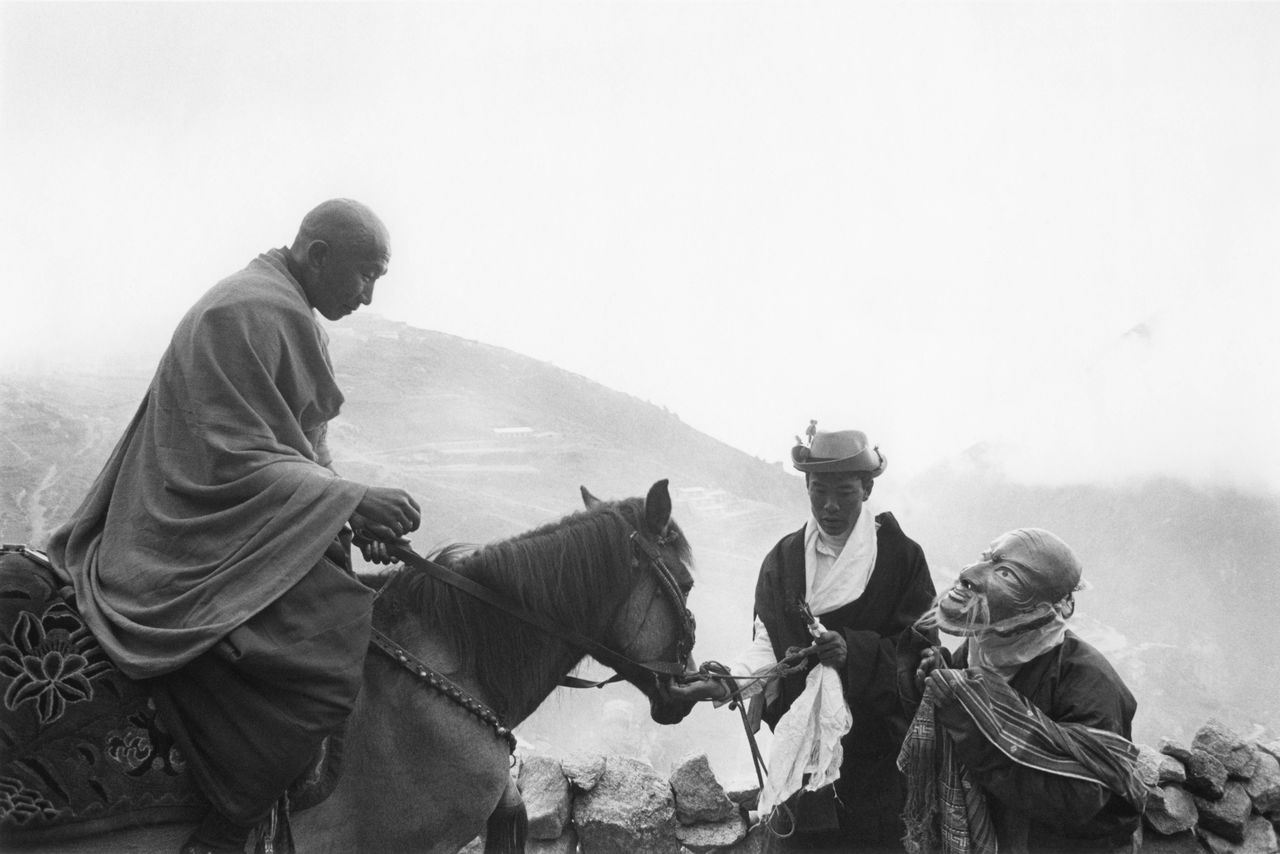 Fotografía incluida en Hikari no suashi: Sherpa (inglés: The Land of Sherpa), primera colección de Muda, en la que recoge escenas de la vida de esta etnia nepalesa con la que compartió un total de 18 meses.