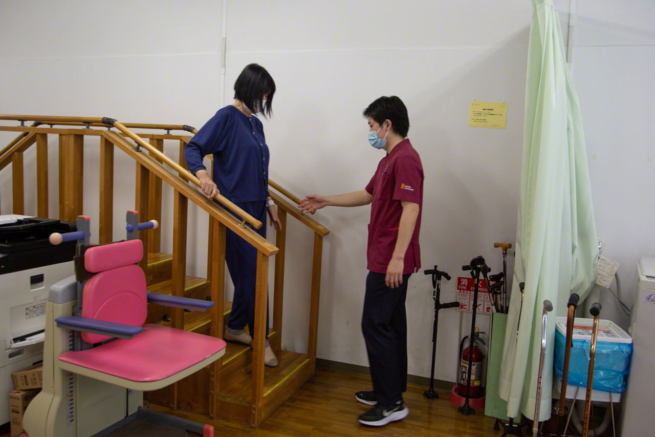 Antes de dar el alta al paciente, se le ofrece una rehabilitaci&oacute;n adaptada a sus circunstancias de vida (entorno cotidiano, aficiones, etc.) en la que practica movimientos como subir y bajar escaleras. Mi esposa solo tard&oacute; ocho d&iacute;as en tener el alta. Aunque la recuperaci&oacute;n iba a ser larga, sali&oacute; sonriente y con ganas de hacer muchas cosas e ir a muchos lugares.