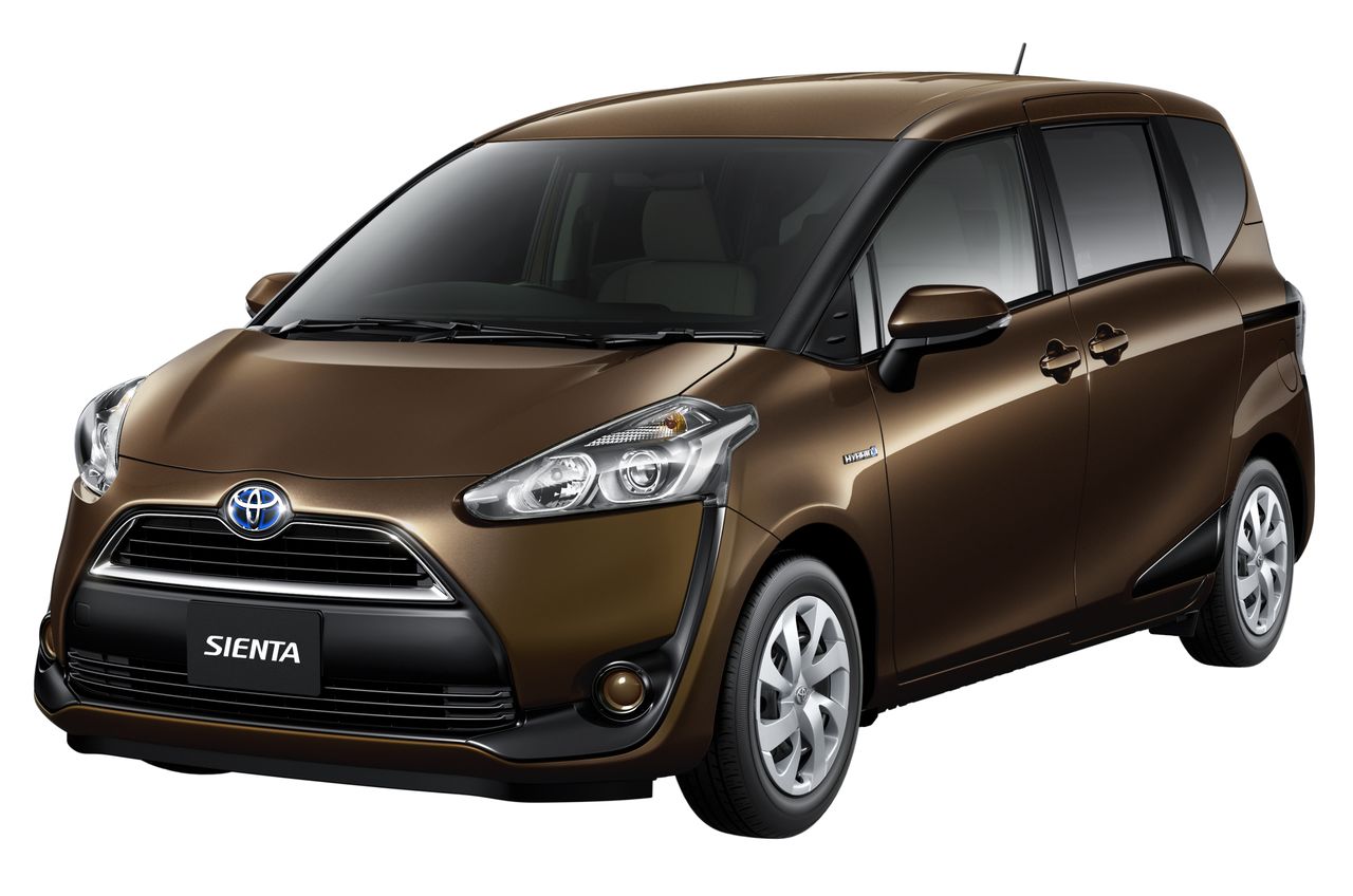 El Sienta (fuera de fabricación) es uno de los modelos de Toyota con los que se usaron vehículos de peso no reglamentario en las pruebas de impacto posterior. (© TOYOTA)