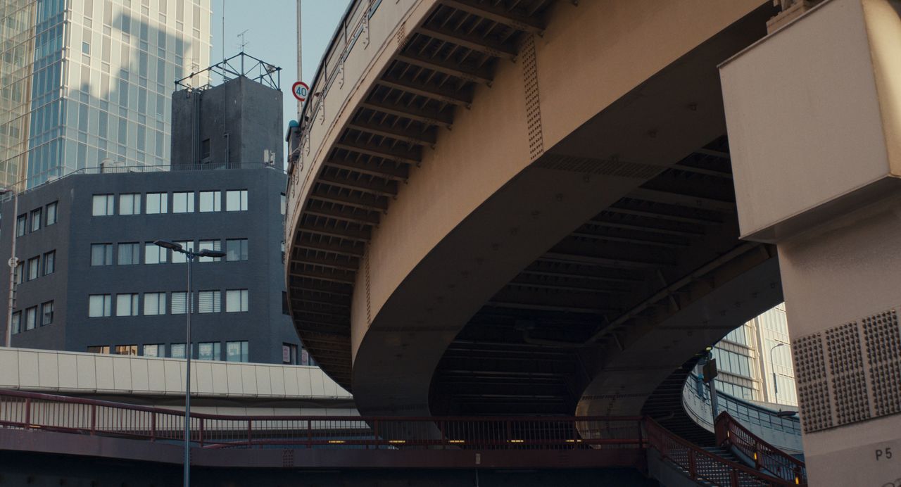Happyend está ambientada en el Japón de un futuro cercano. © 2024 Music Research Club LLC