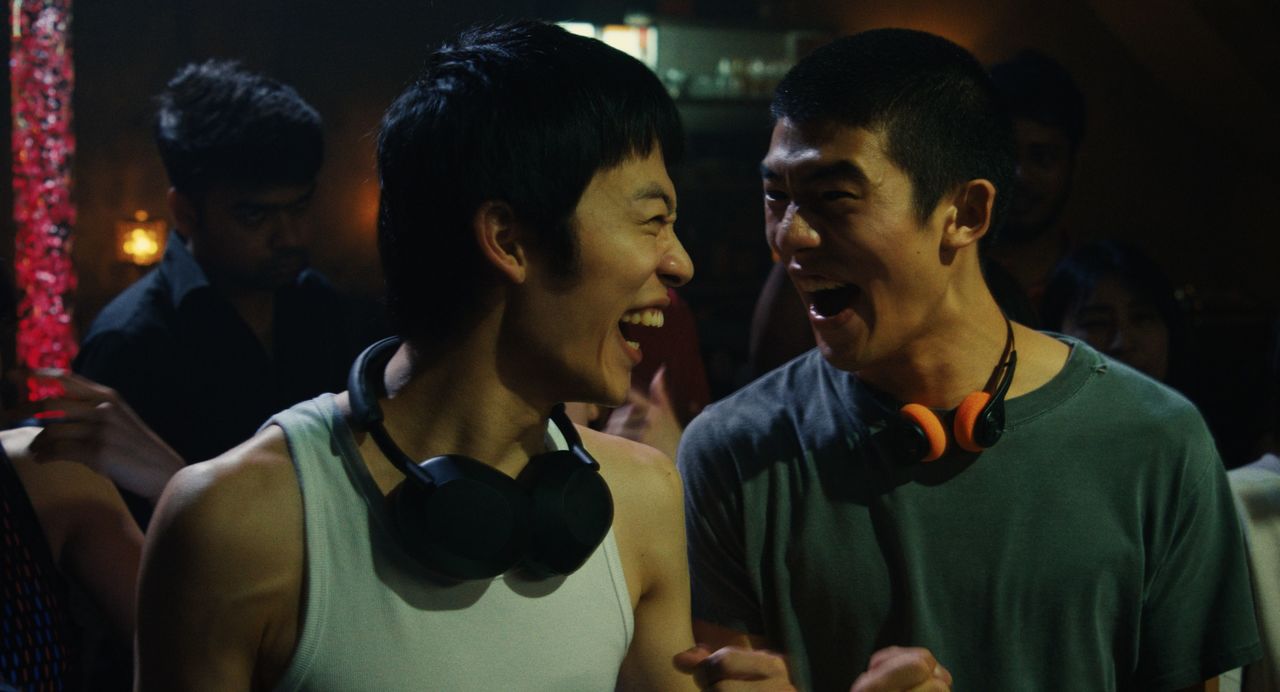 Yūta (Kurihara Hayato, izquierda) y Kō (Hidaka Yukito) se divierten en un evento de DJs. © 2024 Music Research Club LLC