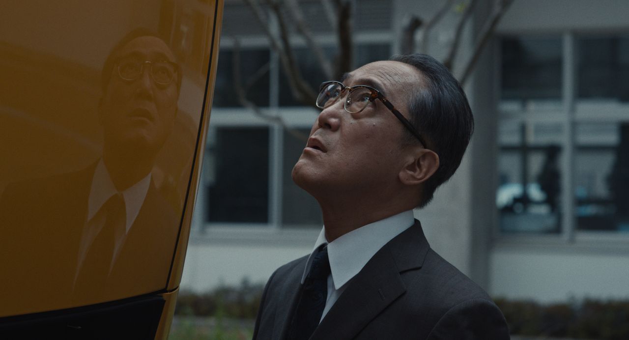 Sano Shirō interpreta a Nagai, un director autoritario con alumnos y profesores. © 2024 Music Research Club LLC