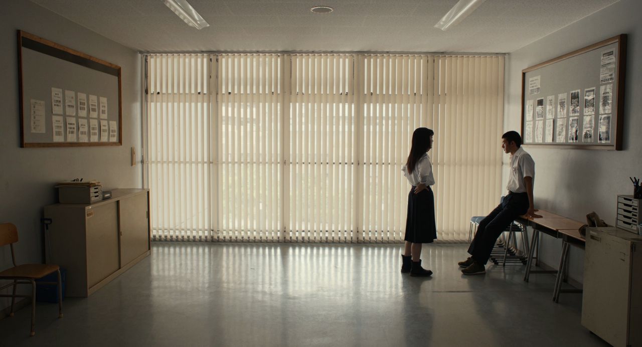 Kō va haciéndose íntimo de Fumi (Inori Kilala, izquierda), que participa en la manifestación. © 2024 Music Research Club LLC